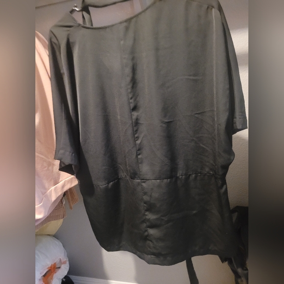 Macy's Brand: Black Plus Size 2X Top! Silk Material - Picture 3 of 3